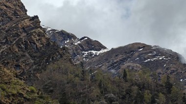 Himalaya dağlarının sisle kaplı güzel manzarası