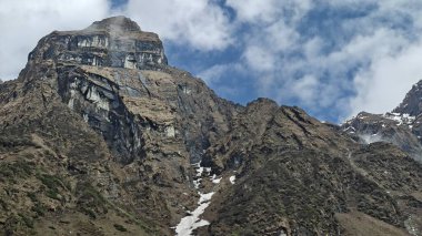 Himalaya dağlarının güzel manzarası ve bulutlu mavi gökyüzü 