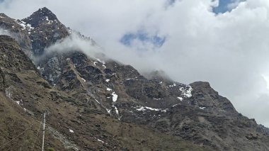Yeşil çayırların güzel manzarası, Himalaya karlı dağları Kedarnath Tapınağı yolunda mavi gökyüzü