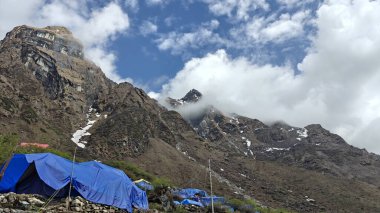 Yeşil çayırların güzel manzarası, Himalaya karlı dağları Kedarnath Tapınağı yolunda mavi gökyüzü