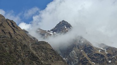 Yeşil çayırların güzel manzarası, Himalaya karlı dağları Kedarnath Tapınağı yolunda mavi gökyüzü