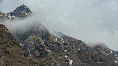 Yeşil çayırların güzel manzarası, Himalaya karlı dağları Kedarnath Tapınağı yolunda mavi gökyüzü
