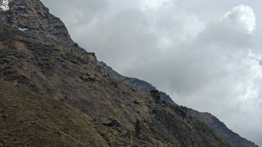 Yeşil çayırların güzel manzarası, Himalaya karlı dağları Kedarnath Tapınağı yolunda mavi gökyüzü