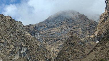 Yeşil çayırların güzel manzarası, Himalaya karlı dağları Kedarnath Tapınağı yolunda mavi gökyüzü