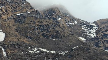 Yeşil çayırların güzel manzarası, Himalaya karlı dağları Kedarnath Tapınağı yolunda mavi gökyüzü