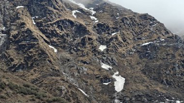 Himalaya dağlarının güzel manzarası. Kayalıklarda kar var.