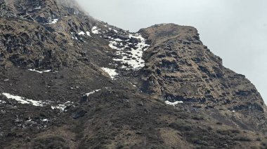 Himalaya dağlarının güzel manzarası. Kayalıklarda kar var.