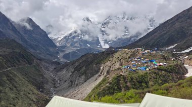 Sis ve dağ köyüyle kaplı güzel karlı dağların manzarası.