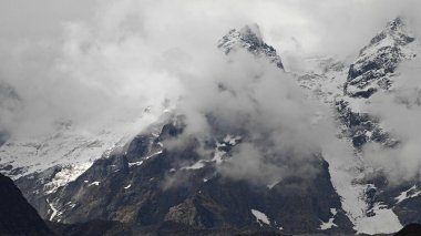 Sis kaplı güzel karlı dağların manzarası