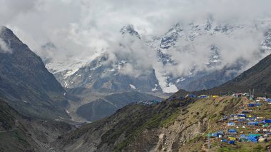 Sis ve dağ köyüyle kaplı güzel karlı dağların manzarası.