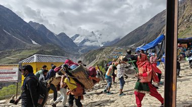 İnsanlar, Mandakini nehrinin kıyısındaki Lord Shiva 'ya adanmış 3584 metre yükseklikteki Kedarnath Tapınağı' nın ünlü hac bölgesine doğru yürüyorlar.