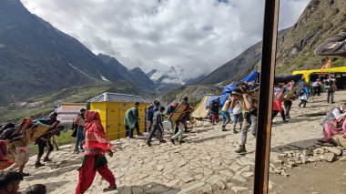 İnsanlar, Mandakini nehrinin kıyısındaki Lord Shiva 'ya adanmış 3584 metre yükseklikteki Kedarnath Tapınağı' nın ünlü hac bölgesine doğru yürüyorlar.