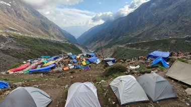 Mandakini nehrinin kıyısındaki Lord Shiva 'ya adanmış 354 metre yükseklikteki Kedarnath Tapınağı' nın ünlü hac bölgesine doğru yol alan insanlar için çadırlar.