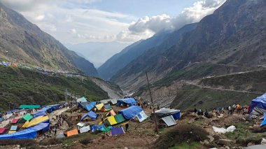 Yeşil çayırların güzel manzarası, mavi gökyüzü karlı dağlar, mağazalar, oteller ve Kedarnath Tapınağı Yolu 'na giden Shiva hayranlarından oluşan kalabalık.