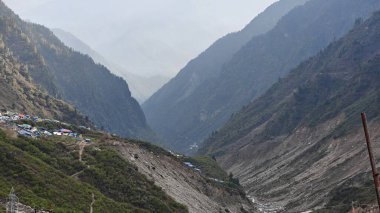 Güzel manzaralı sisli dağlar, dükkanlar, oteller ve Kedarnath Tapınağı Yolu 'na giden Shiva hayranları.