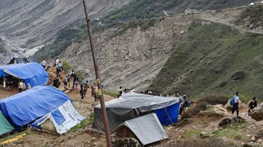 Yeşil çayırların güzel manzarası, mavi gökyüzü karlı dağlar, mağazalar, oteller ve Kedarnath Tapınağı Yolu 'na giden Shiva hayranlarından oluşan kalabalık.
