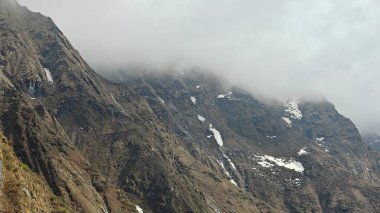 Yeşil çayırların güzel manzarası, Himalaya karlı dağları Kedarnath Tapınağı yolunda mavi gökyüzü