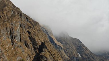 Yeşil çayırların güzel manzarası, mavi gökyüzü karlı dağlar, mağazalar, oteller ve Kedarnath Tapınağı Yolu 'na giden Shiva hayranlarından oluşan kalabalık.