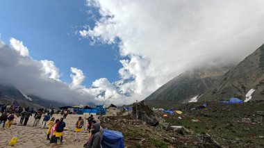 İnsanlar, Mandakini nehrinin kıyısındaki Lord Shiva 'ya adanmış 3584 metre yükseklikteki Kedarnath Tapınağı' nın ünlü hac bölgesine doğru yürüyorlar.