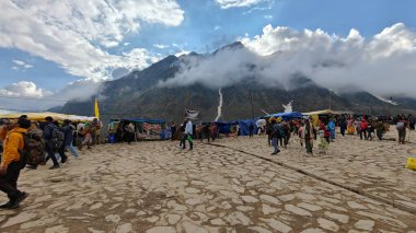 İnsanlar, Mandakini nehrinin kıyısındaki Lord Shiva 'ya adanmış 3584 metre yükseklikteki Kedarnath Tapınağı' nın ünlü hac bölgesine doğru yürüyorlar.