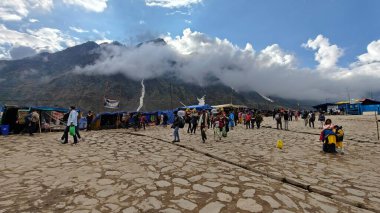 İnsanlar, Mandakini nehrinin kıyısındaki Lord Shiva 'ya adanmış 3584 metre yükseklikteki Kedarnath Tapınağı' nın ünlü hac bölgesine doğru yürüyorlar.