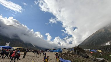 İnsanlar, Mandakini nehrinin kıyısındaki Lord Shiva 'ya adanmış 3584 metre yükseklikteki Kedarnath Tapınağı' nın ünlü hac bölgesine doğru yürüyorlar.