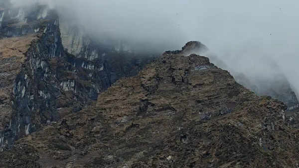 Himalaya dağlarının sisle kaplı güzel manzarası