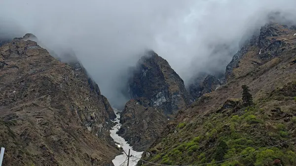 Hindistan 'daki Himalaya dağlarının güzel manzarası