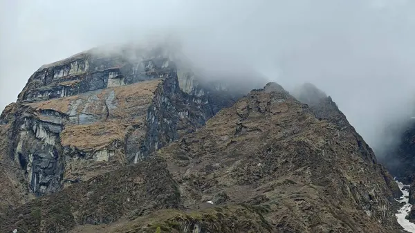 Himalaya dağlarının sisle kaplı güzel manzarası