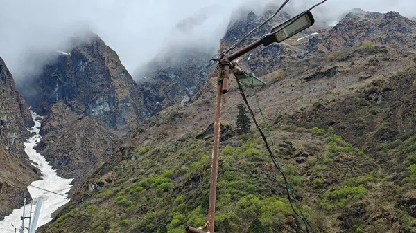 Himalaya dağlarının sisli güzel manzarası