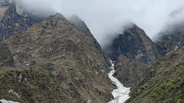 Himalaya dağlarının sisli güzel manzarası