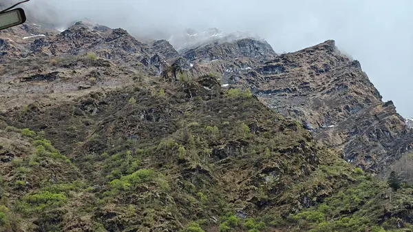 Himalaya dağlarının sisli güzel manzarası