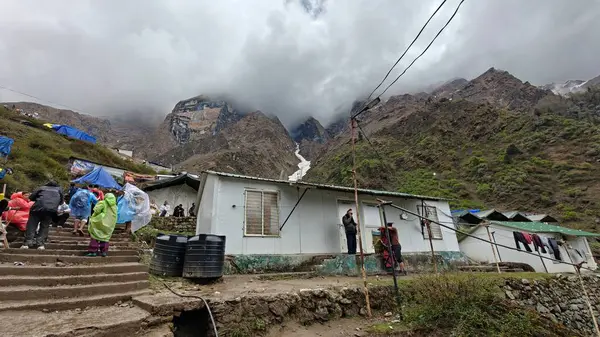 İnsanlar, Mandakini nehrinin kıyısındaki Lord Shiva 'ya adanmış 3584 metre yükseklikteki Kedarnath Tapınağı' nın ünlü hac bölgesine doğru yürüyorlar.