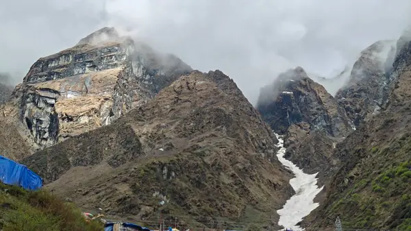 Mandakini nehrinin kıyısındaki Lord Shiva 'ya adanmış 354 metre yükseklikteki Kedarnath Tapınağı' nın ünlü hac bölgesine doğru yol alan insanlar için çadırlar.