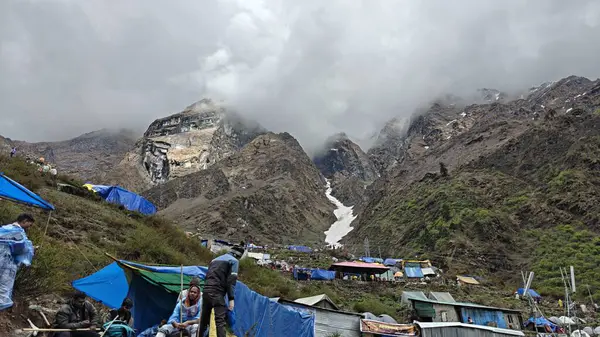 İnsanlar, Mandakini nehrinin kıyısındaki Lord Shiva 'ya adanmış 3584 metre yükseklikteki Kedarnath Tapınağı' nın ünlü hac bölgesine doğru yürüyorlar.