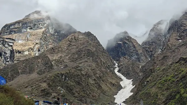 Himalaya dağlarının sisli güzel manzarası