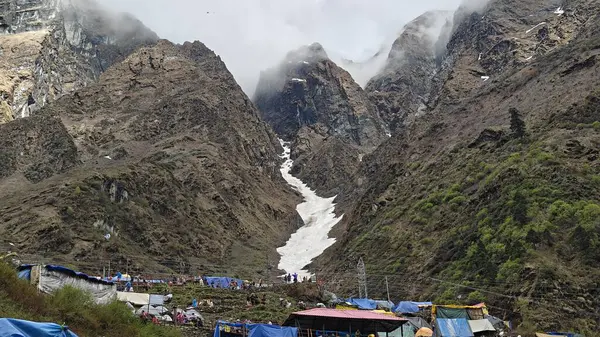 Mandakini nehrinin kıyısındaki Lord Shiva 'ya adanmış 354 metre yükseklikteki Kedarnath Tapınağı' nın ünlü hac bölgesine doğru yol alan insanlar için çadırlar.