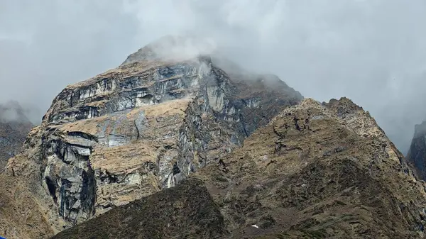 Hindistan 'daki Himalaya dağlarının güzel manzarası