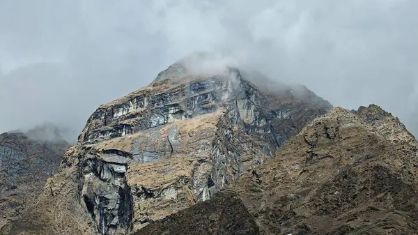 Himalaya dağlarının gri kayalık yüzeyi