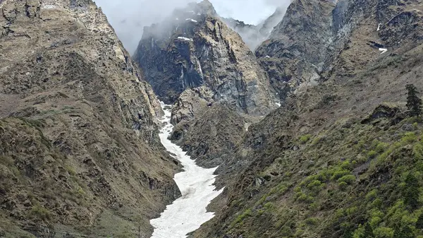 Himalaya dağlarının sisli ve karlı güzel manzarası 