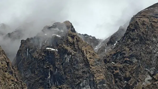 Hindistan 'daki Himalaya dağlarının güzel manzarası