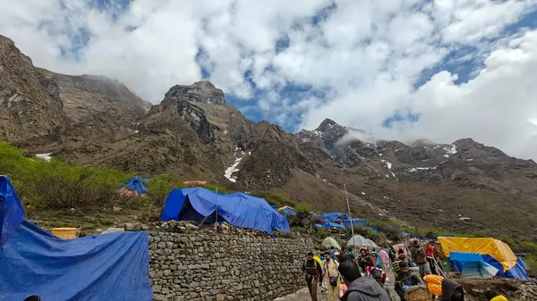 İnsanlar, Mandakini nehrinin kıyısındaki Lord Shiva 'ya adanmış 3584 metre yükseklikteki Kedarnath Tapınağı' nın ünlü hac bölgesine doğru yürüyorlar.