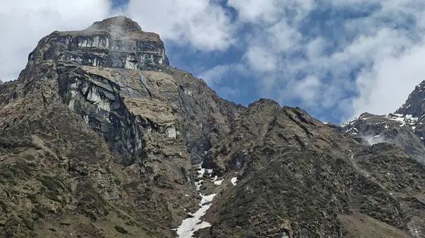 Himalaya dağlarının güzel manzarası ve bulutlu mavi gökyüzü 
