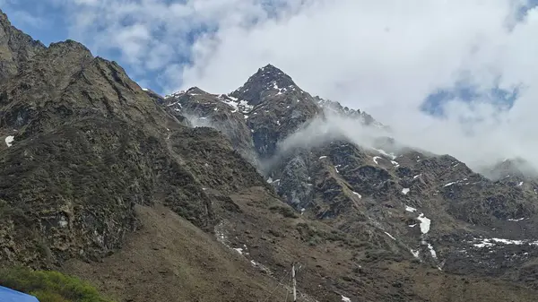 Himalaya dağlarının güzel manzarası ve bulutlu mavi gökyüzü 