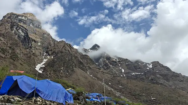 Yeşil çayırların güzel manzarası, Himalaya karlı dağları Kedarnath Tapınağı yolunda mavi gökyüzü