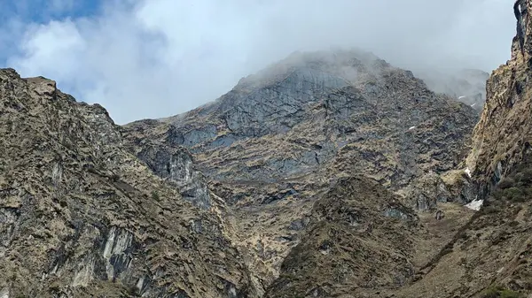 Yeşil çayırların güzel manzarası, Himalaya karlı dağları Kedarnath Tapınağı yolunda mavi gökyüzü