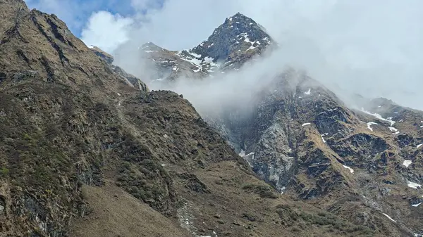 Yeşil çayırların güzel manzarası, Himalaya karlı dağları Kedarnath Tapınağı yolunda mavi gökyüzü