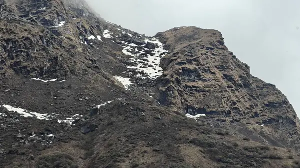 Himalaya dağlarının güzel manzarası. Kayalıklarda kar var.