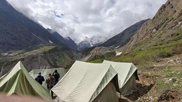 Mandakini nehrinin kıyısındaki Lord Shiva 'ya adanmış 354 metre yükseklikteki Kedarnath Tapınağı' nın ünlü hac bölgesine doğru yol alan insanlar için çadırlar.