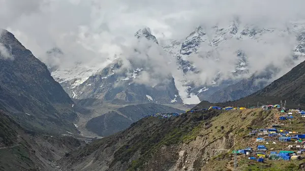 Sis ve dağ köyüyle kaplı güzel karlı dağların manzarası.